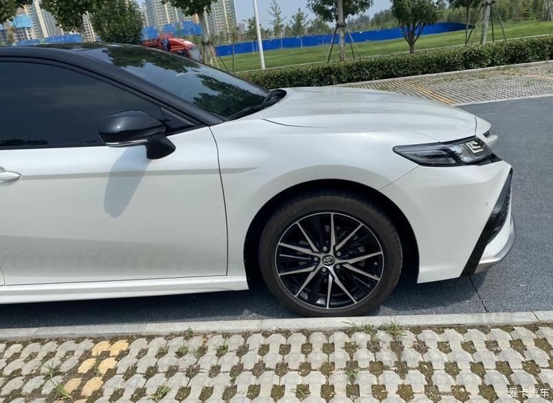 分享穿梭于城市道路的凯美瑞