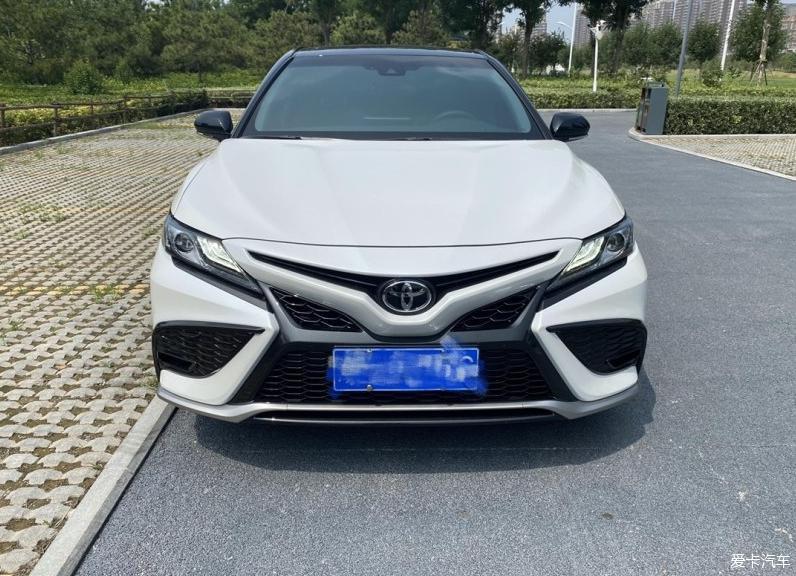 分享穿梭于城市道路的凯美瑞