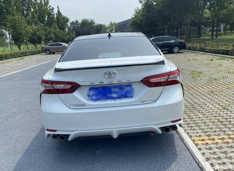 分享穿梭于城市道路的凯美瑞