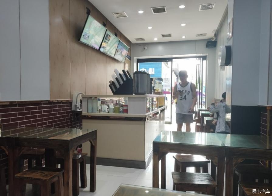 吃完晚饭开车出去散散步