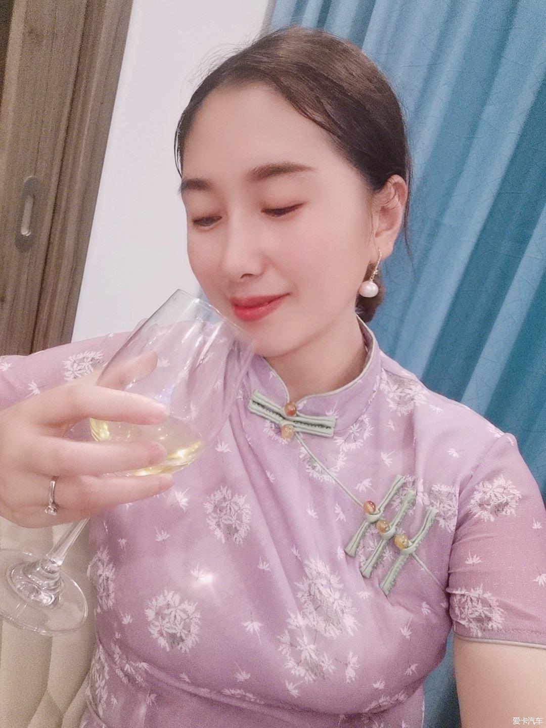 旗袍控小姐姐与她新入手的宝马5系，不小心被大叔入了心。