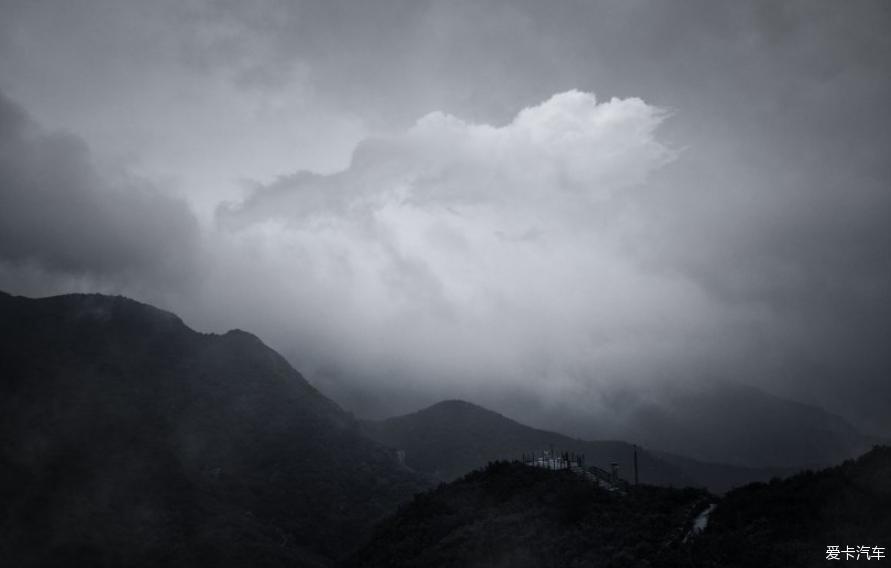 开着奥迪A3去雨中登山