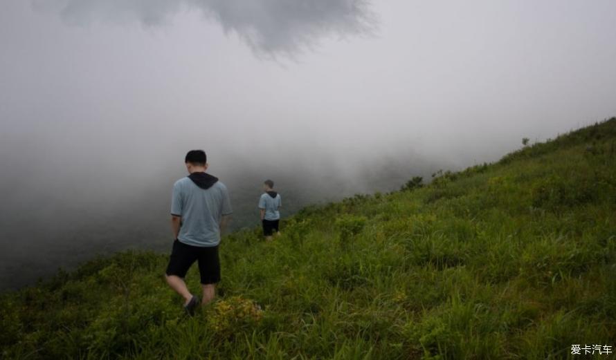 开着奥迪A3去雨中登山