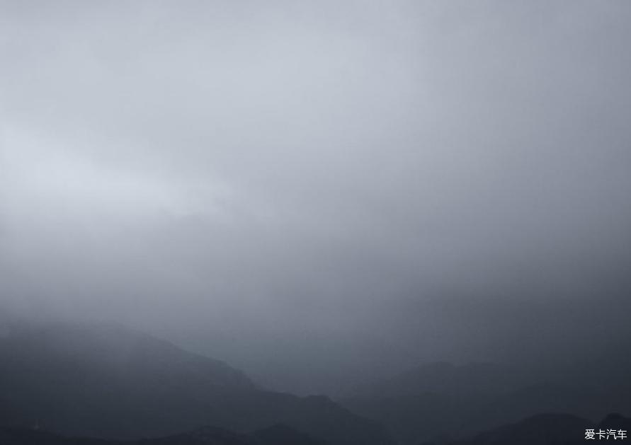 开着奥迪A3去雨中登山