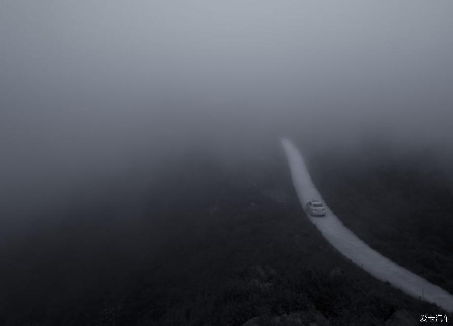 开着奥迪A3去雨中登山
