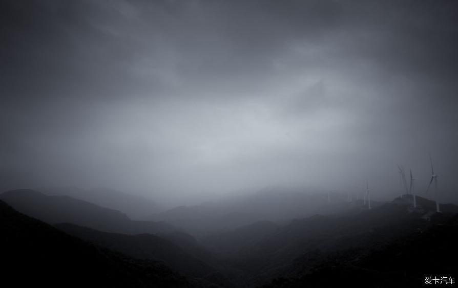 开着奥迪A3去雨中登山