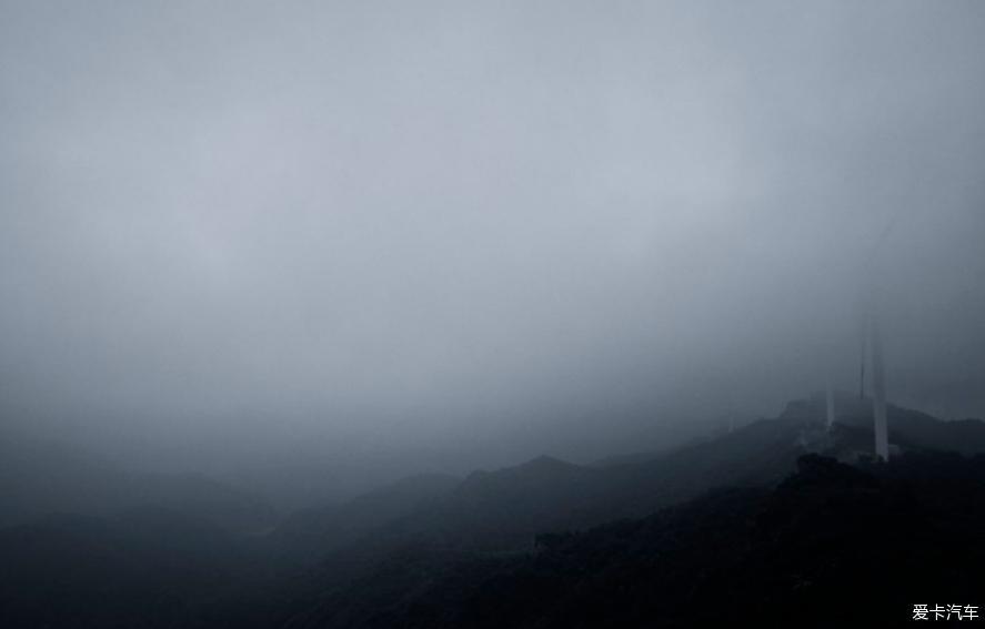 开着奥迪A3去雨中登山