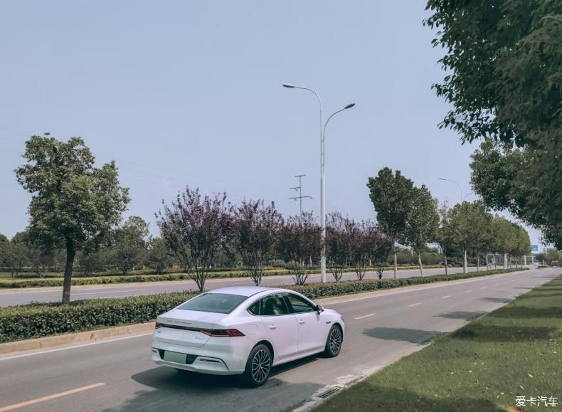 驾驶秦PLUS EV驰骋在无人的街道上