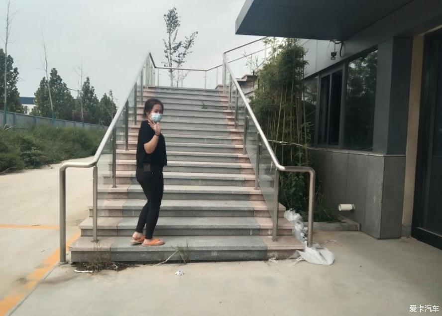 开着M6PULS送老婆上班