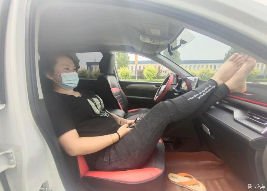 开着M6PULS送老婆上班