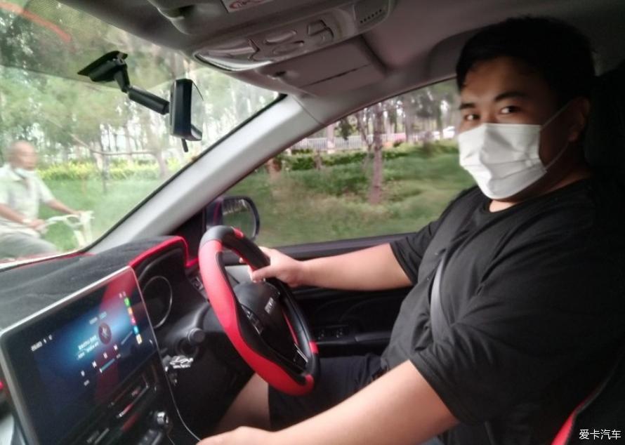 开着M6PULS送老婆上班