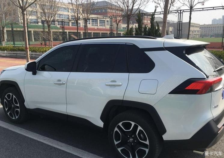 20万级别最受家庭欢迎的SUV丰田RAV4！