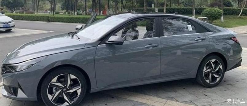 全新一代伊兰特让你感受全新的驾驶体验
