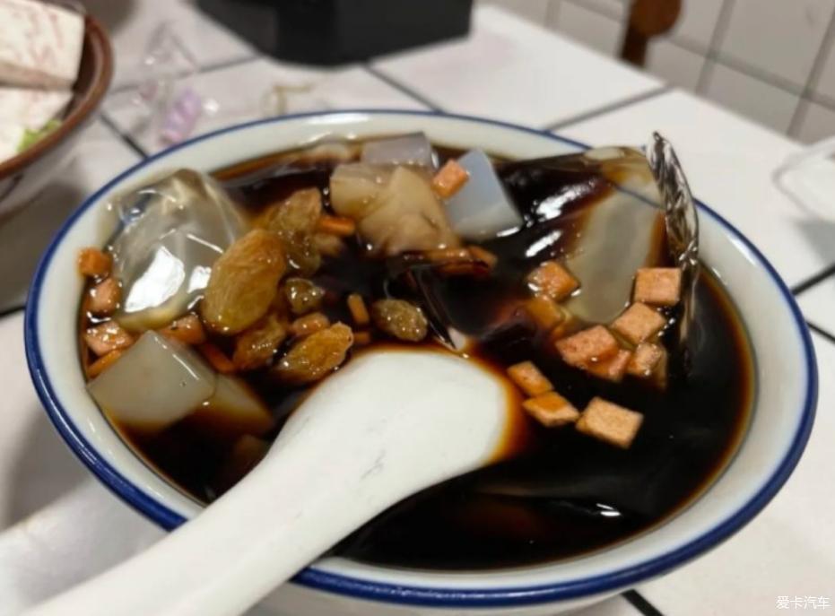 逸起和朋友一起品火锅