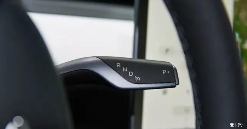 Model 3满满的科技风