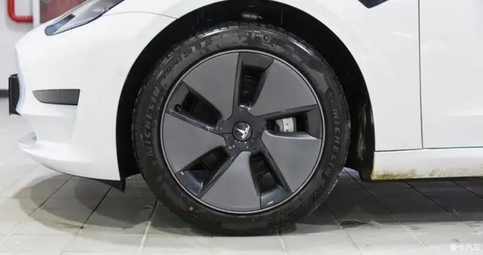 Model 3满满的科技风