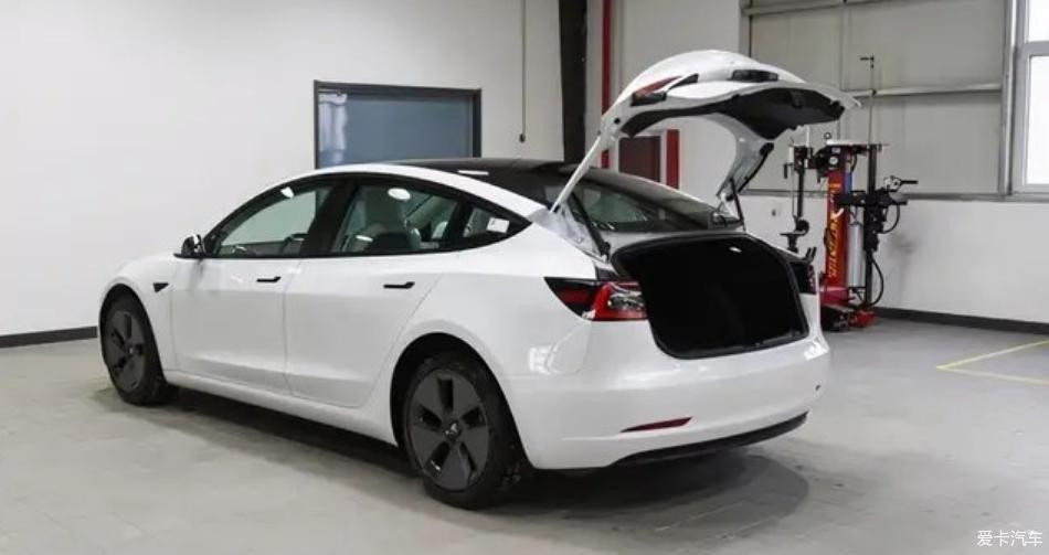 Model 3满满的科技风