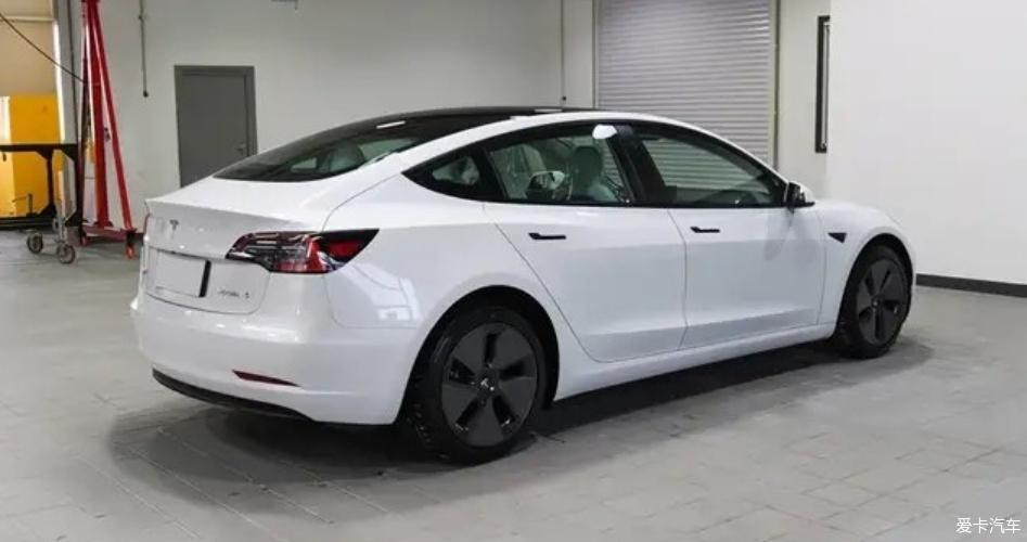 Model 3满满的科技风