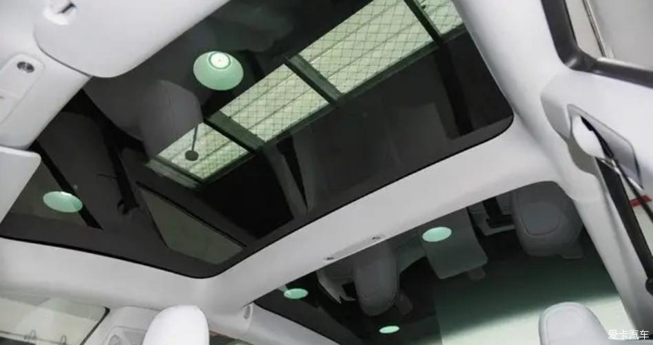 Model 3满满的科技风