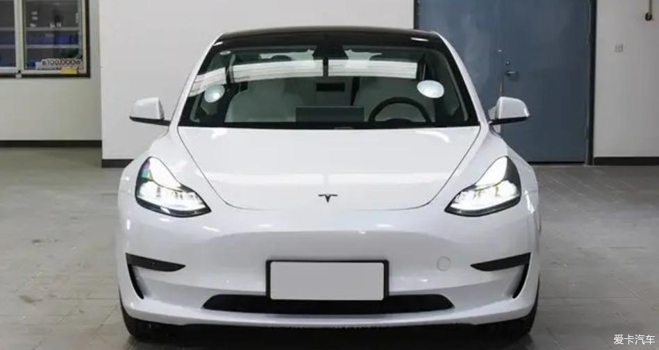 Model 3满满的科技风