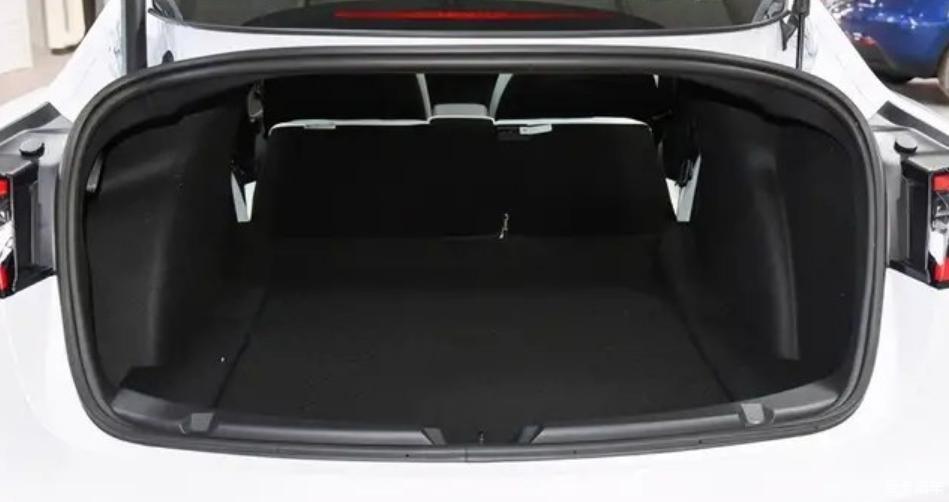 Model 3满满的科技风