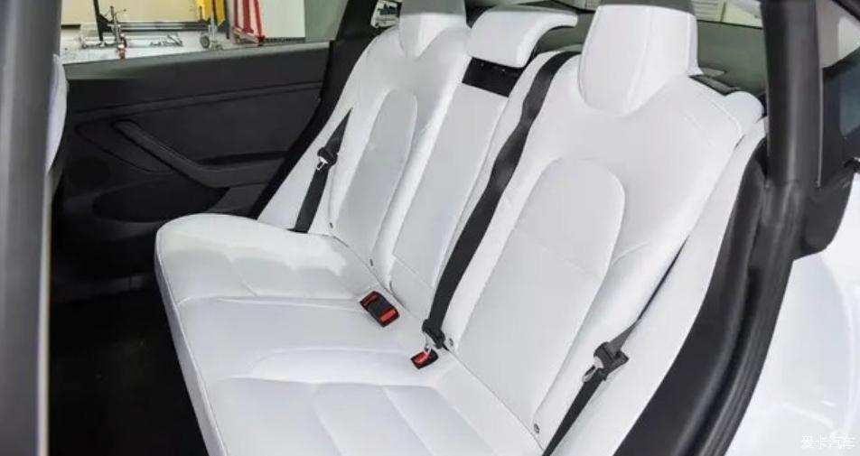 Model 3满满的科技风
