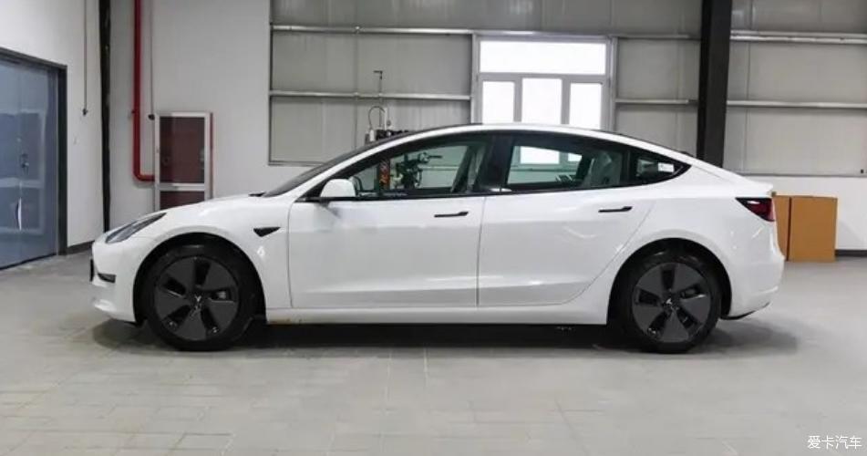 Model 3满满的科技风