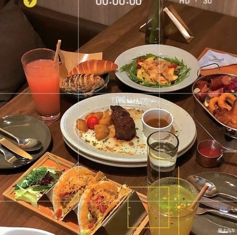 结婚纪念日，当然要在劲客陪伴下庆祝了