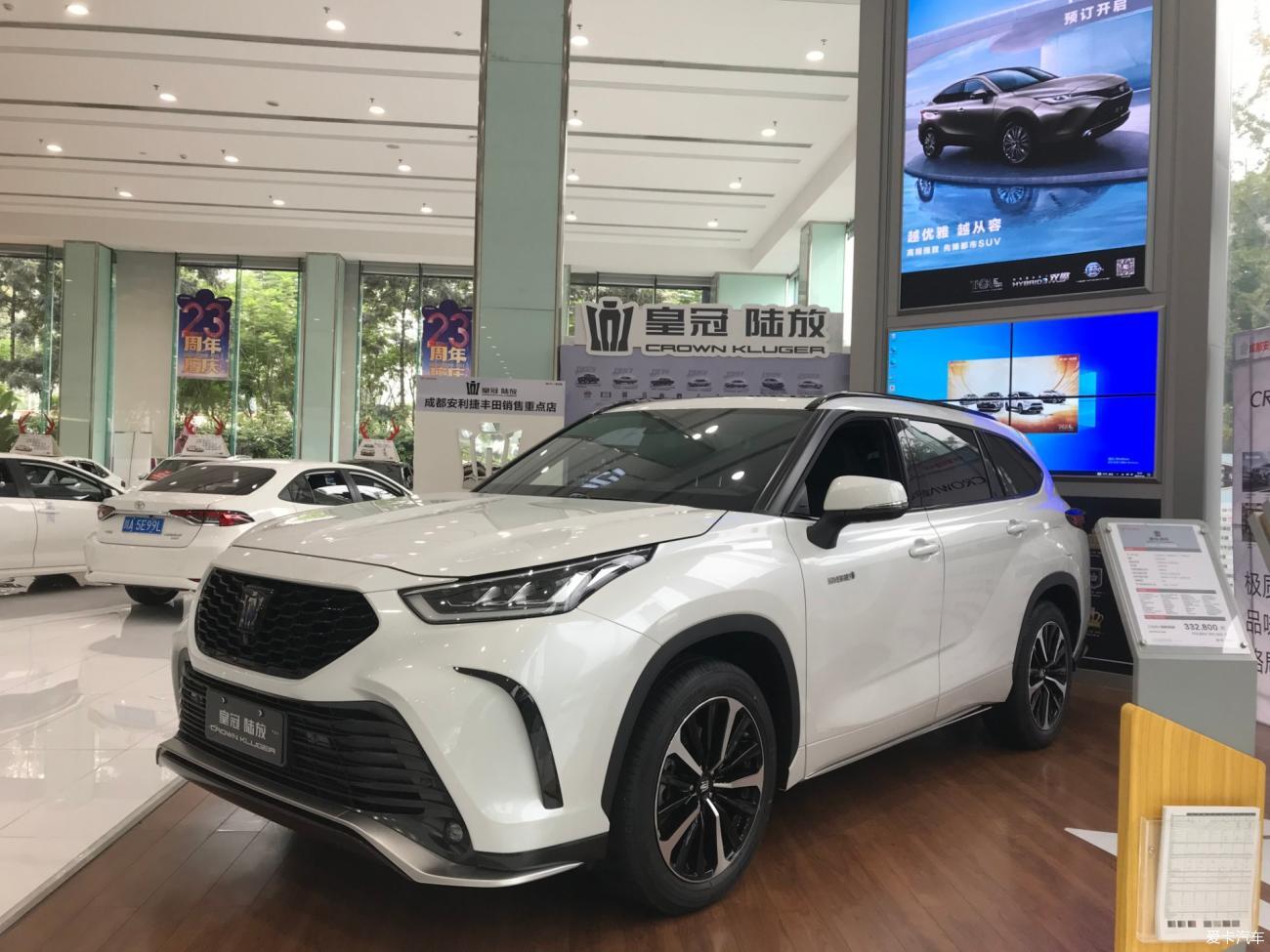【2021新车】老年人开皇冠陆放，成了风一样的少年。