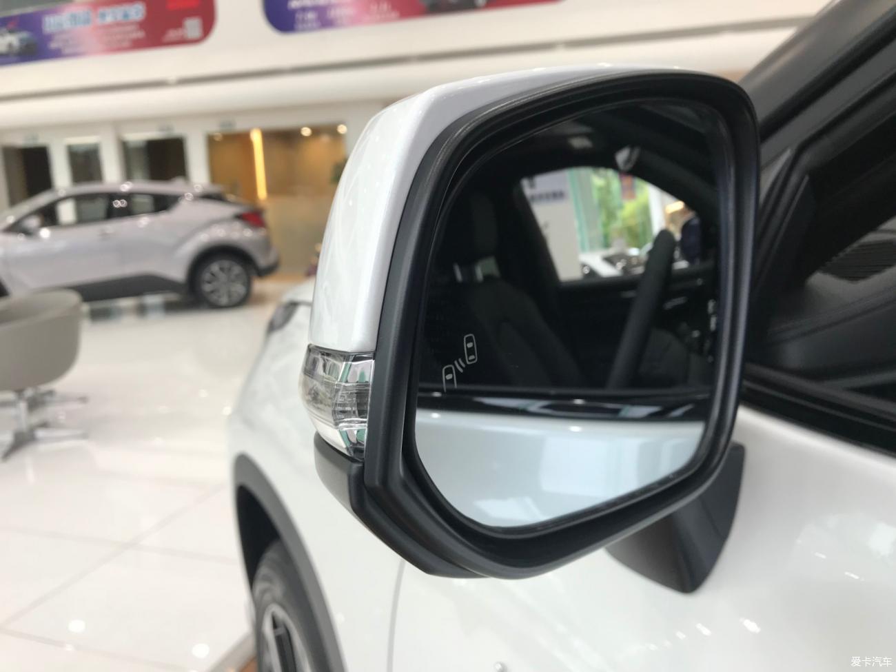 【2021新车】老年人开皇冠陆放，成了风一样的少年。