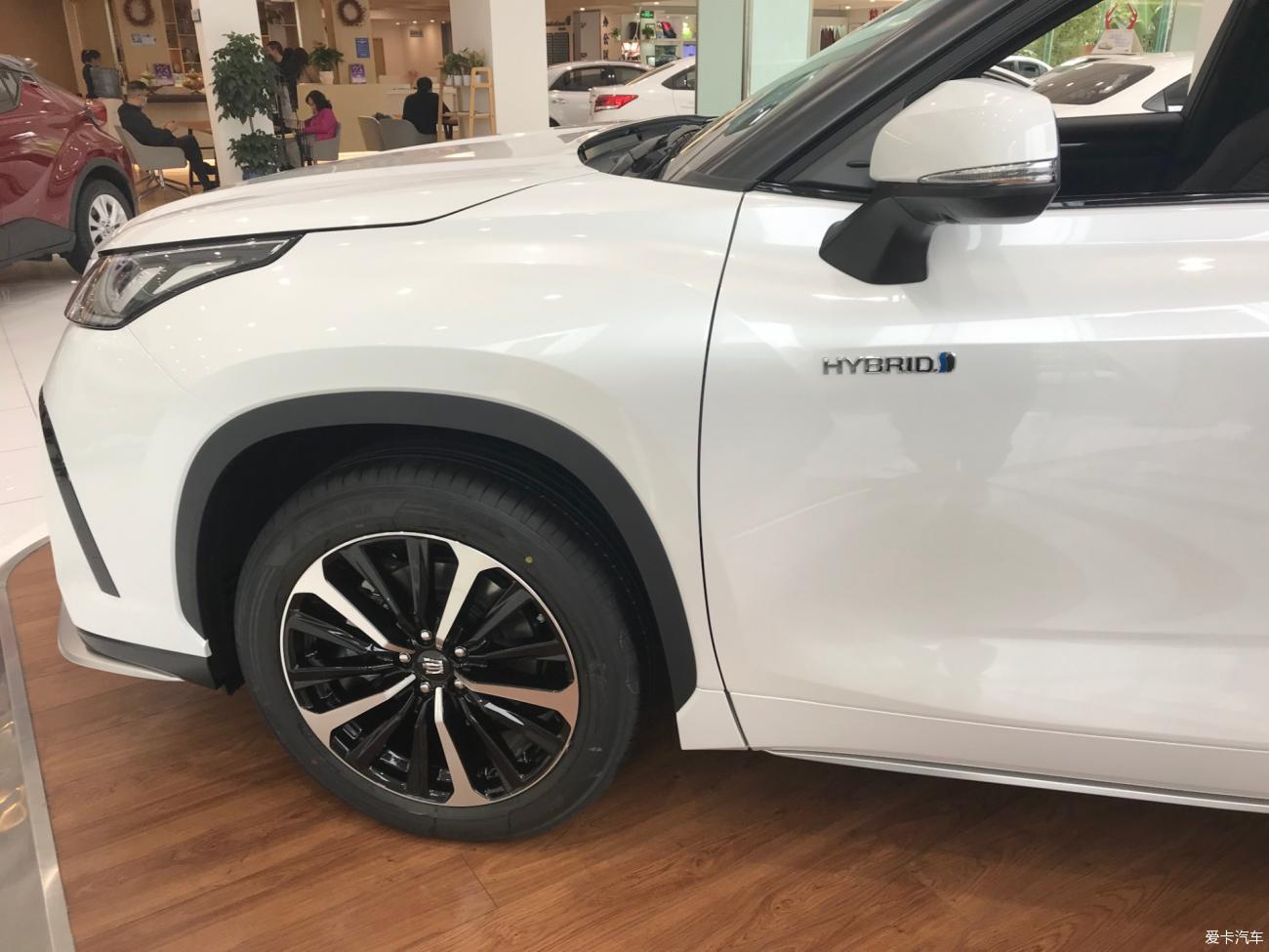 【2021新车】老年人开皇冠陆放，成了风一样的少年。