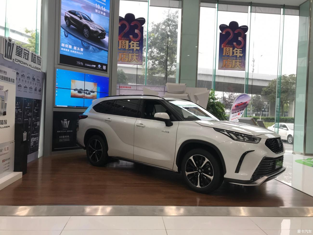 【2021新车】老年人开皇冠陆放，成了风一样的少年。