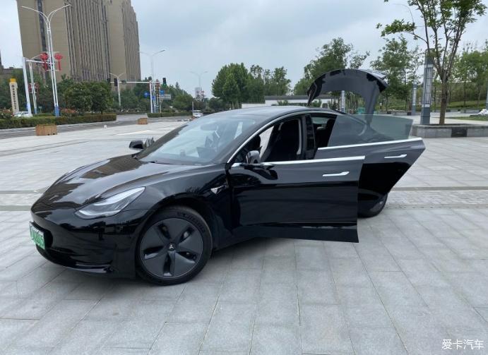 一个颜值控的选择model 3媳妇喜欢最重要