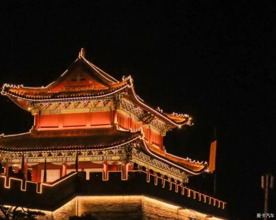 看夜色中的浚县古城墙