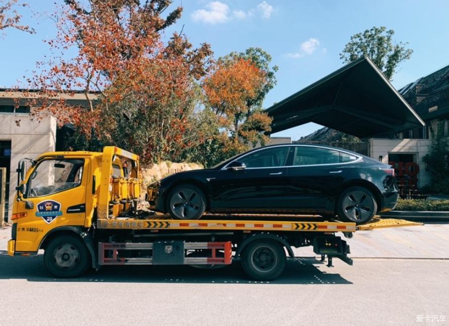 黑色国产标准续航版Model 3 提车作业