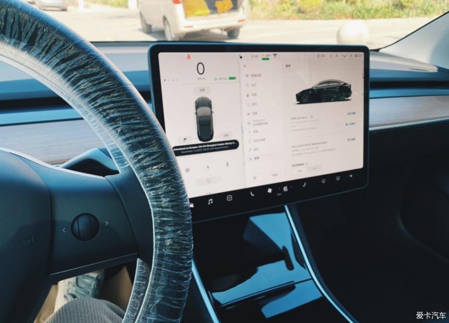 黑色国产标准续航版Model 3 提车作业