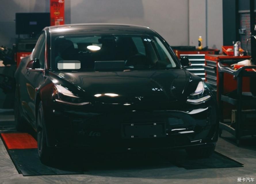 黑色国产标准续航版Model 3 提车作业