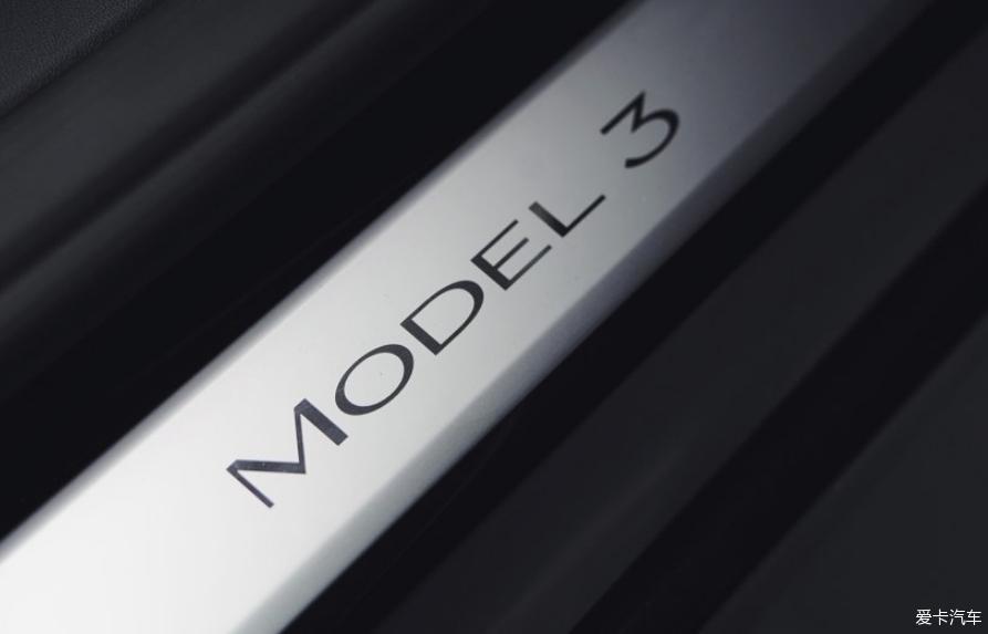 黑色国产标准续航版Model 3 提车作业