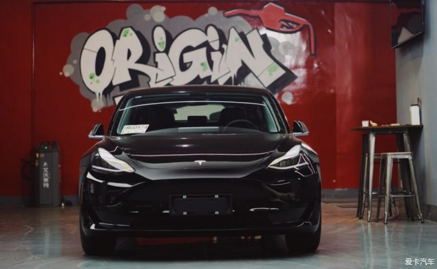黑色国产标准续航版Model 3 提车作业
