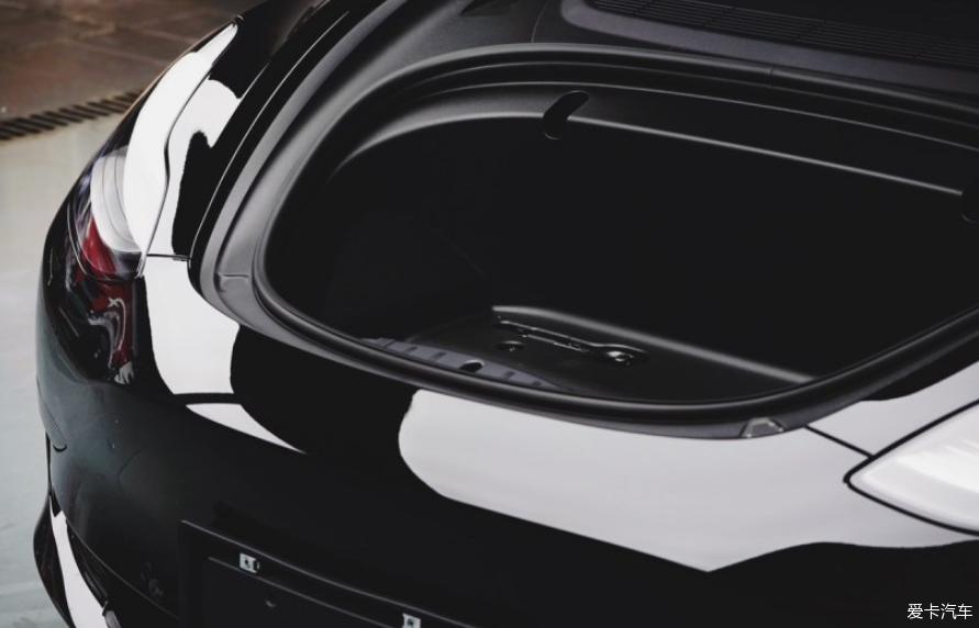 黑色国产标准续航版Model 3 提车作业