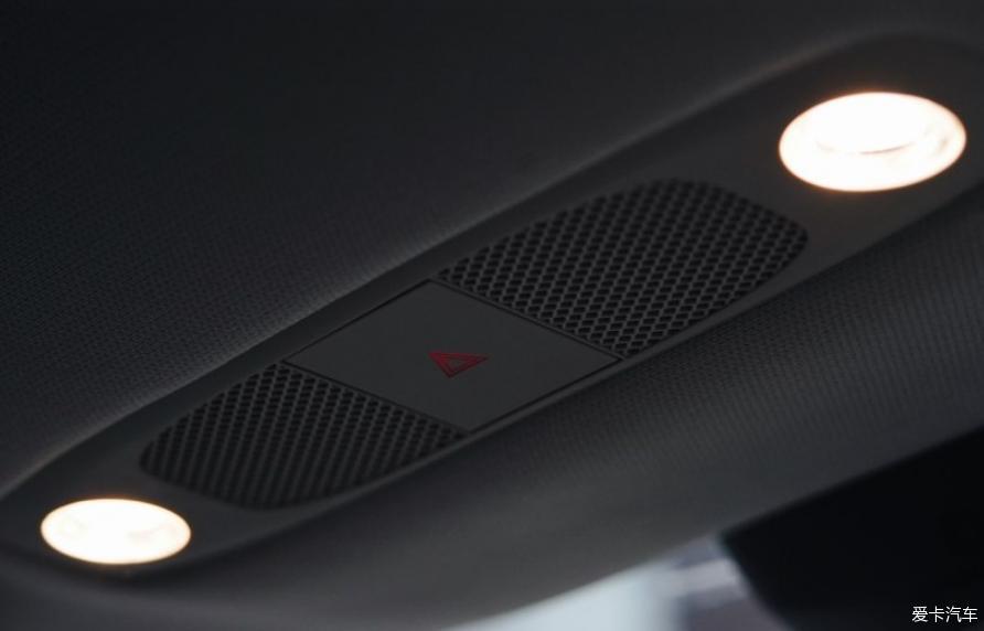 黑色国产标准续航版Model 3 提车作业