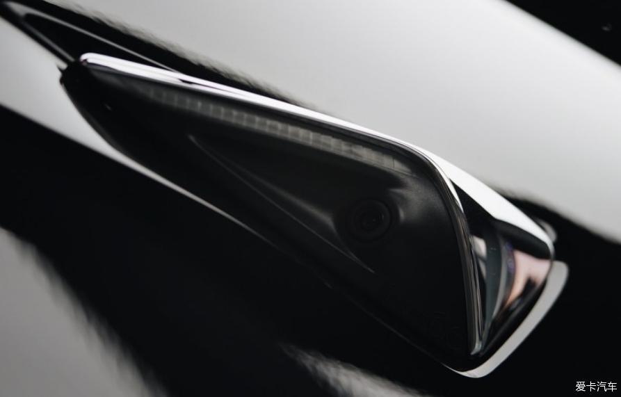 黑色国产标准续航版Model 3 提车作业