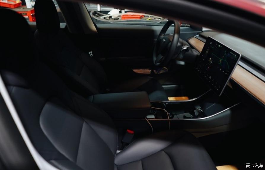 黑色国产标准续航版Model 3 提车作业