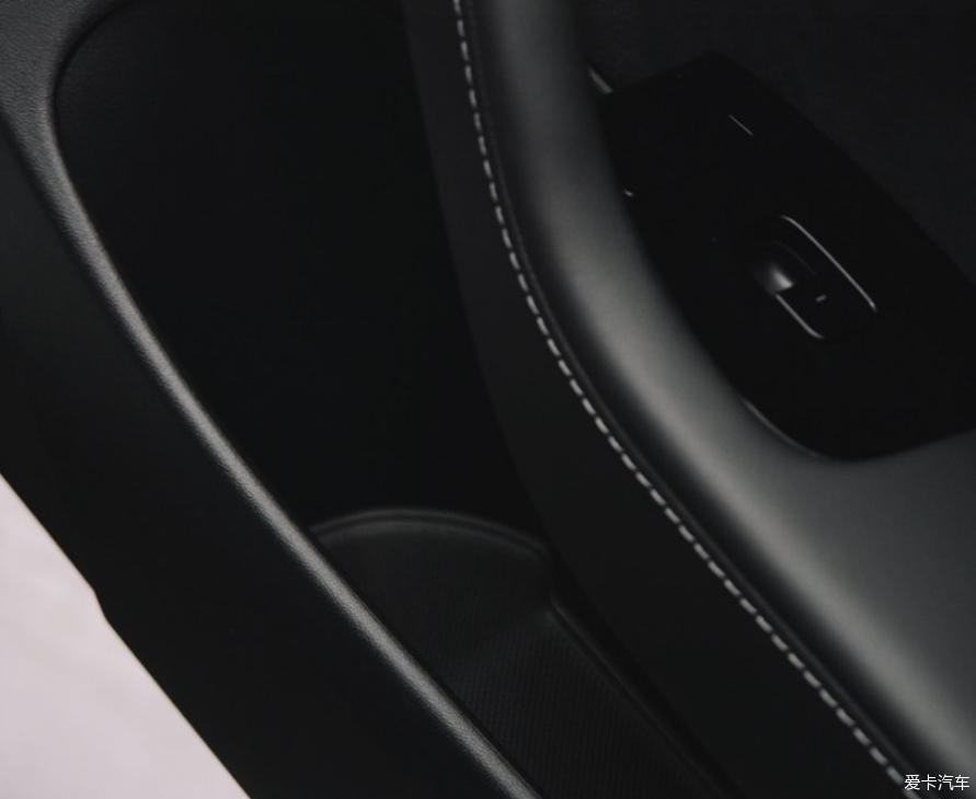 黑色国产标准续航版Model 3 提车作业