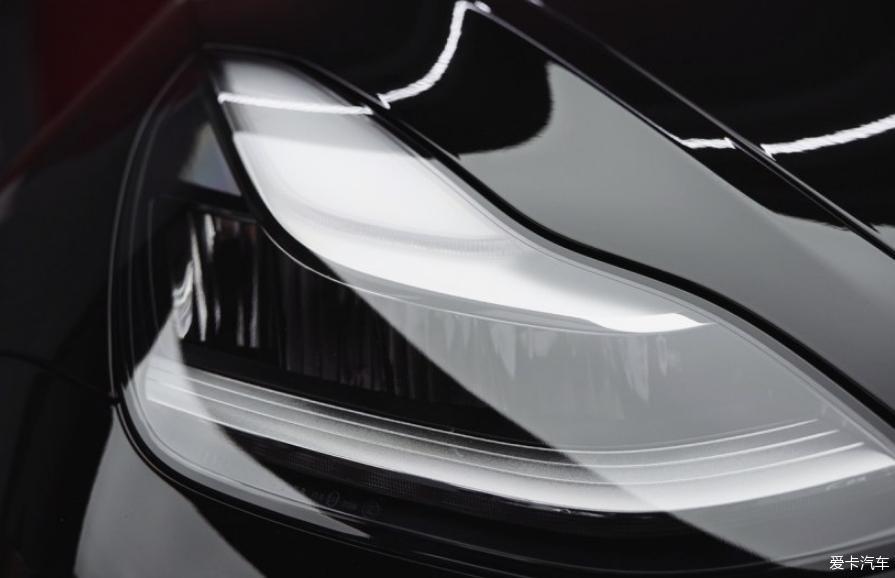 黑色国产标准续航版Model 3 提车作业