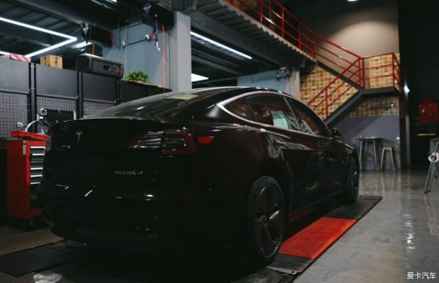 黑色国产标准续航版Model 3 提车作业