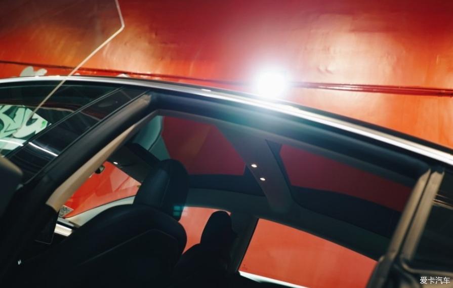 黑色国产标准续航版Model 3 提车作业