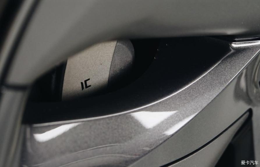 黑色国产标准续航版Model 3 提车作业