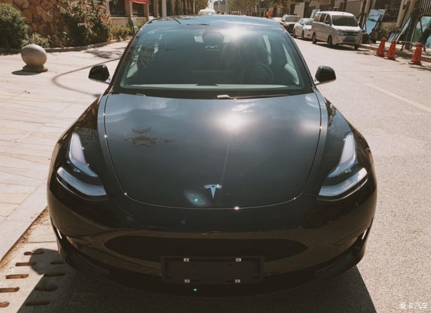 黑色国产标准续航版Model 3 提车作业