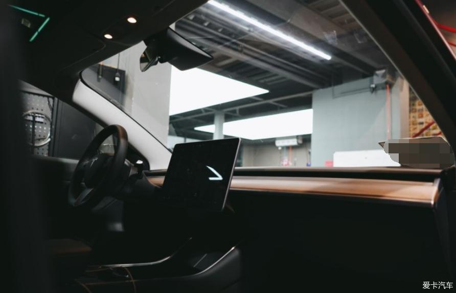 黑色国产标准续航版Model 3 提车作业